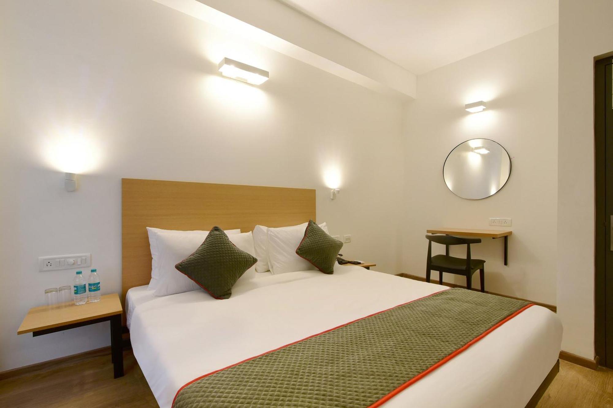 Townhouse Airport Road Hotel Yelahanka Eksteriør billede